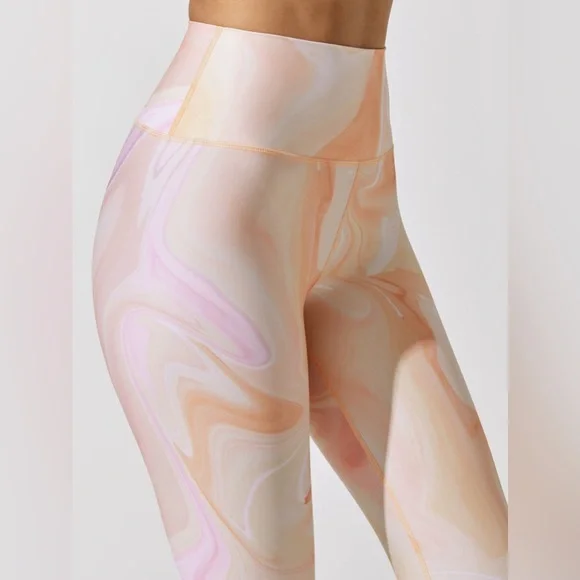 Carbon 38 Printed High Rise 7/8 Leggings in Warped Marble - Picture 5 of 10